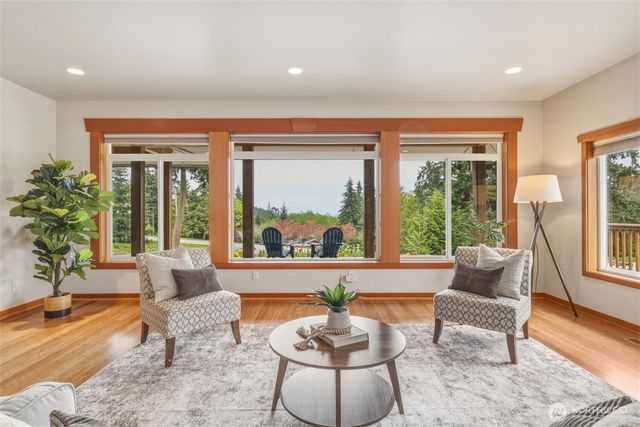 2385 Lake Forest Drive, Oak Harbor, WA 98277