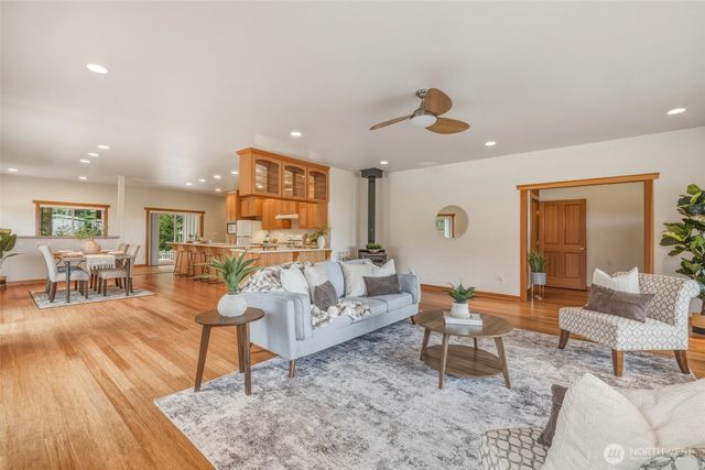 2385 Lake Forest Drive, Oak Harbor, WA 98277