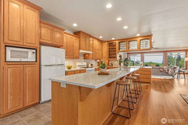 2385 Lake Forest Drive, Oak Harbor, WA 98277