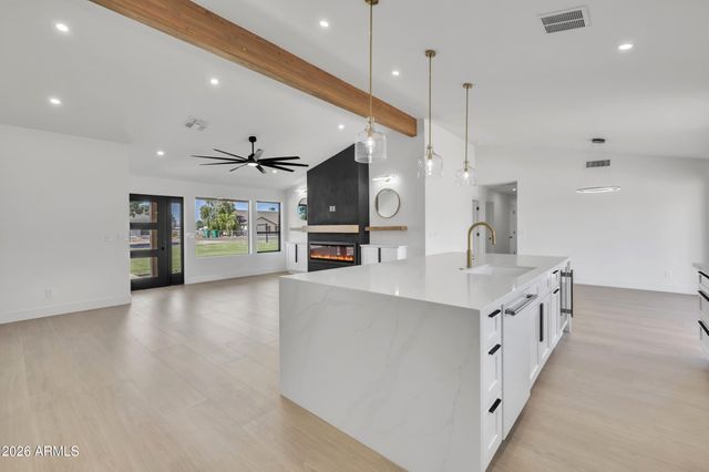 8663 E WINNSTON Circle, Mesa, AZ 85212