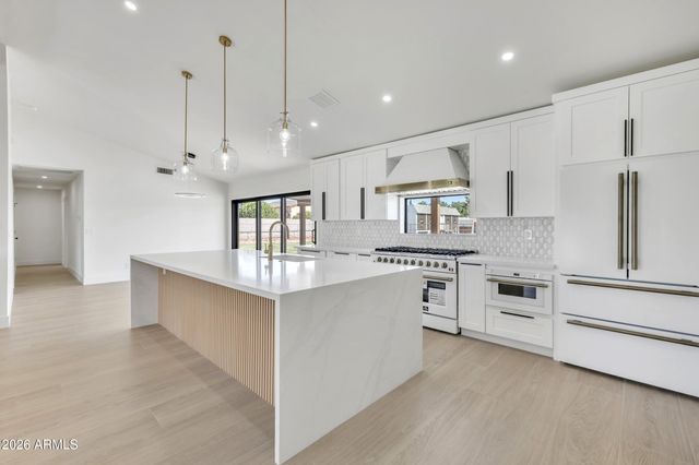 8663 E WINNSTON Circle, Mesa, AZ 85212