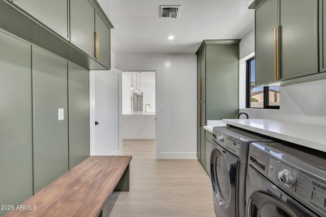 8663 E WINNSTON Circle, Mesa, AZ 85212