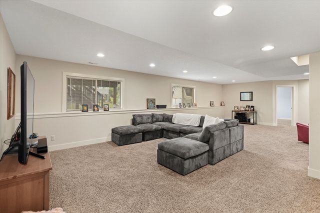 7343 Dusk Drive, Johnston, IA 50131