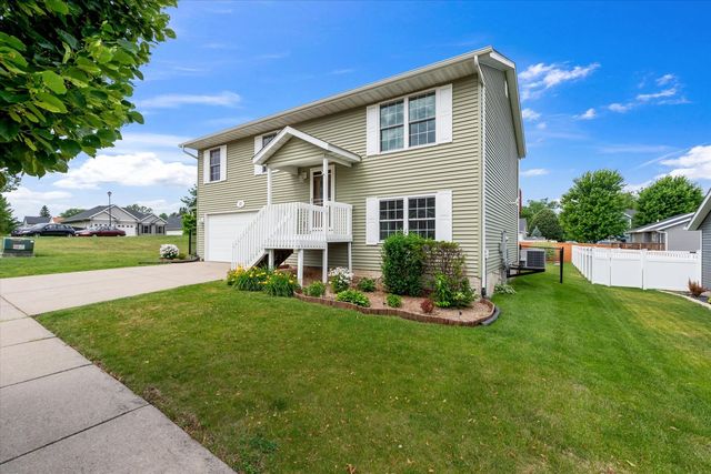 11 W Village Circle, Davenport, IA 52806