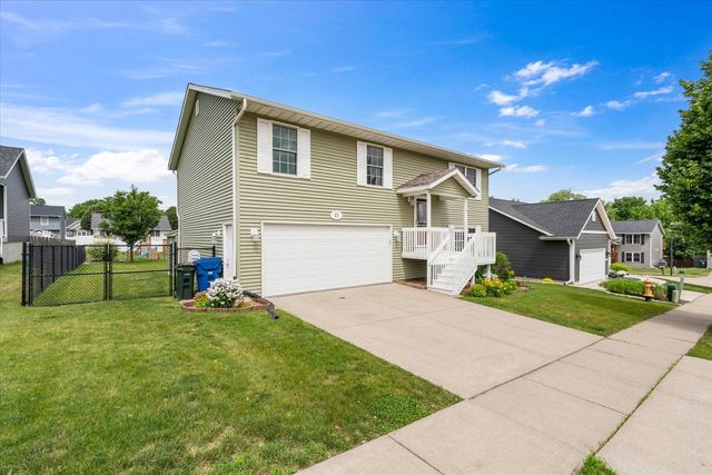 11 W Village Circle, Davenport, IA 52806