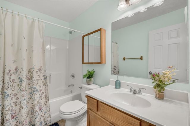 11 W Village Circle, Davenport, IA 52806