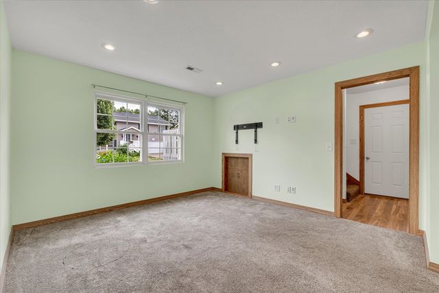 11 W Village Circle, Davenport, IA 52806