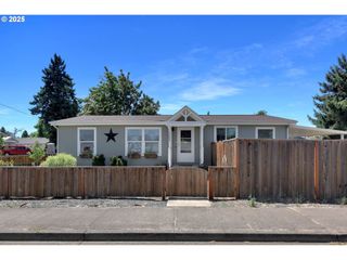 3688 S E St, Springfield, OR 97478