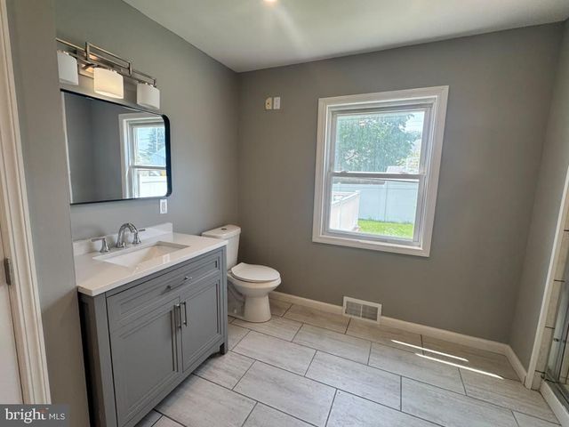 12 GODFREY DR, Hamilton, NJ 08610