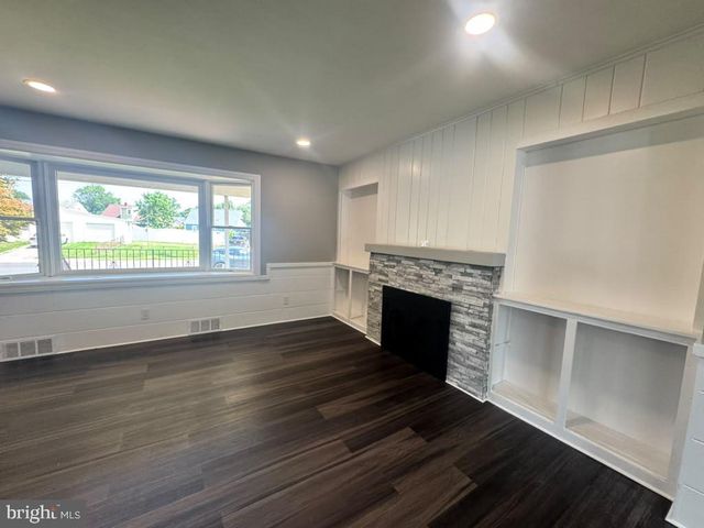 12 GODFREY DR, Hamilton, NJ 08610
