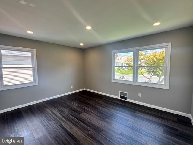 12 GODFREY DR, Hamilton, NJ 08610