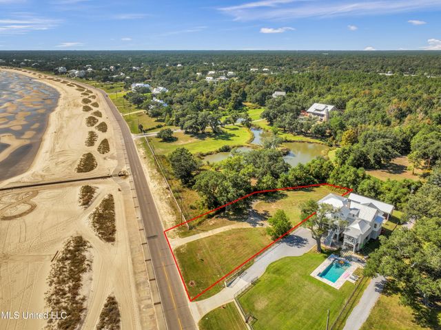 635 N Beach Boulevard, Waveland, MS 39576