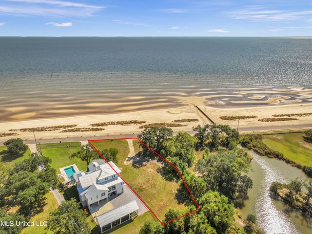 635 N Beach Boulevard, Waveland, MS 39576