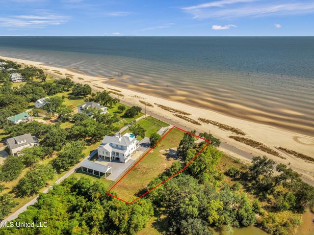 635 N Beach Boulevard, Waveland, MS 39576