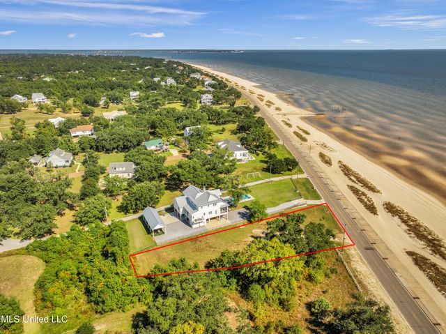 635 N Beach Boulevard, Waveland, MS 39576