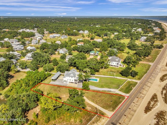635 N Beach Boulevard, Waveland, MS 39576