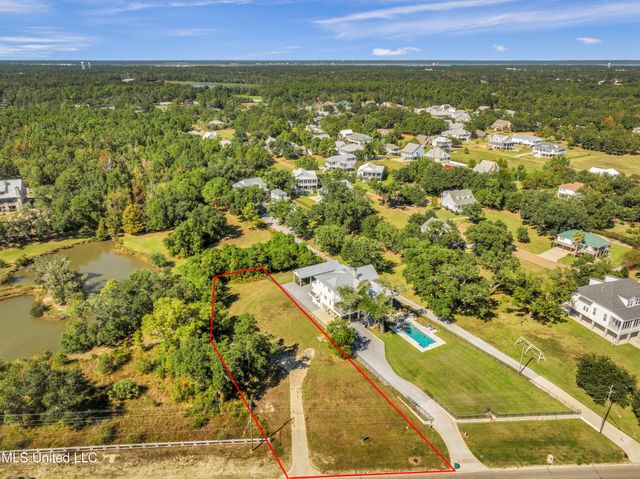 635 N Beach Boulevard, Waveland, MS 39576