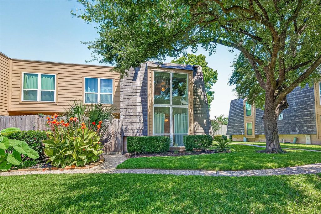 16120 Stuebner Airline Road 105, Spring, TX 77379