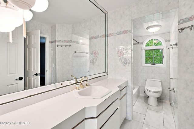 41 Kipling Way, Manalapan, NJ 07726