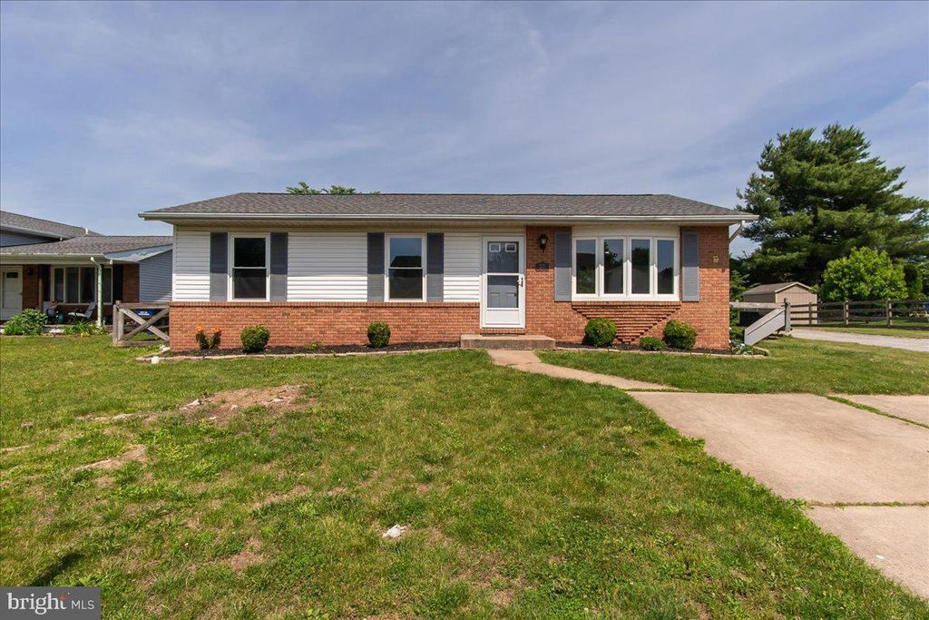 Image 1 of property listing at 10 CAMBRIDGE CT, Taneytown, MD 21787