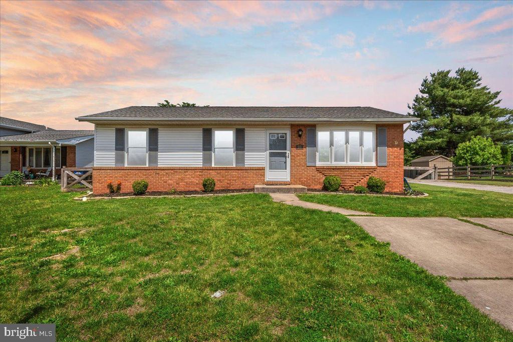 Image 2 of property listing at 10 CAMBRIDGE CT, Taneytown, MD 21787