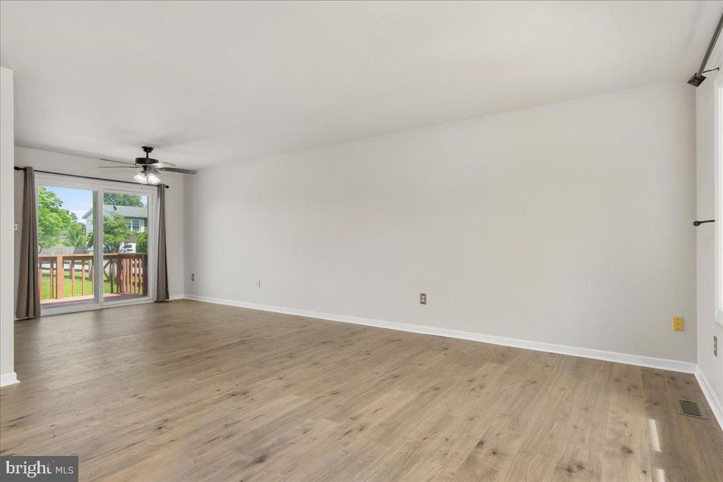 Image 4 of property listing at 10 CAMBRIDGE CT, Taneytown, MD 21787