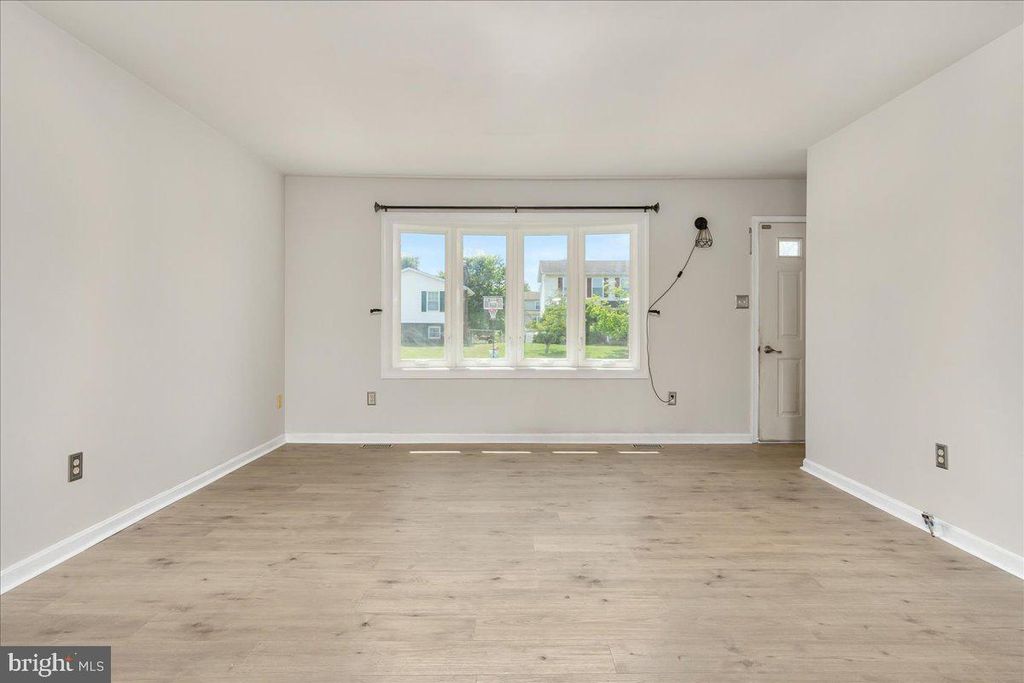 Image 5 of property listing at 10 CAMBRIDGE CT, Taneytown, MD 21787