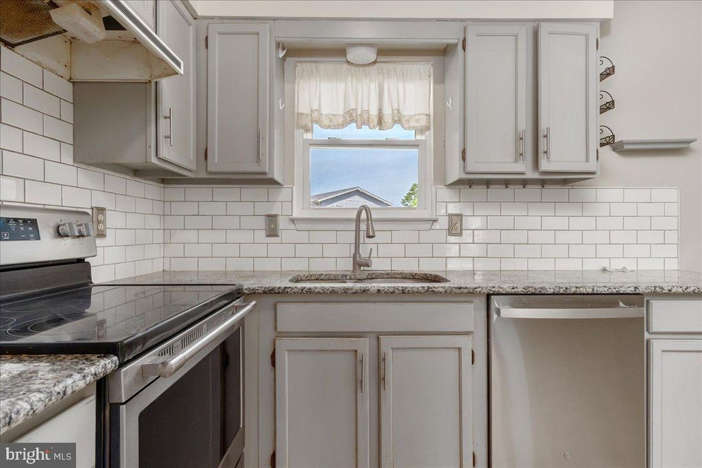 Image 9 of property listing at 10 CAMBRIDGE CT, Taneytown, MD 21787