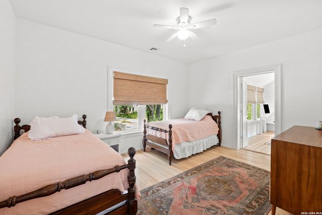 137 PARK DR, Olmos Park, TX 78212