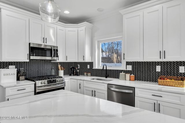 237 Neptune Avenue, Beachwood, NJ 08722