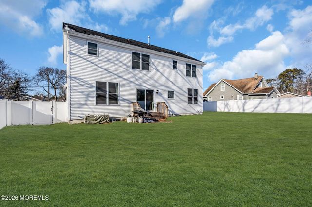 237 Neptune Avenue, Beachwood, NJ 08722