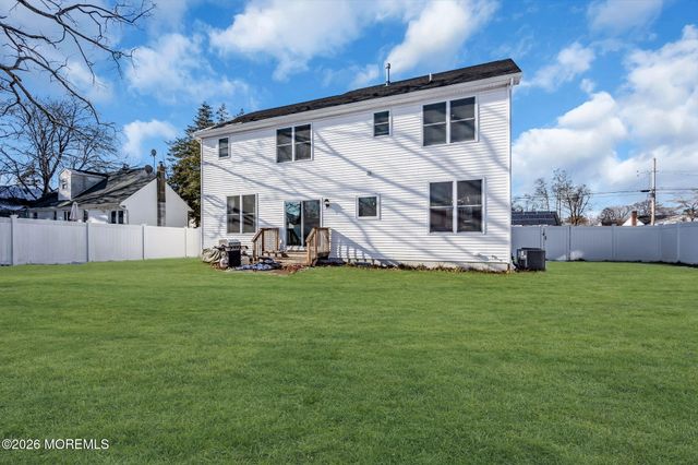 237 Neptune Avenue, Beachwood, NJ 08722