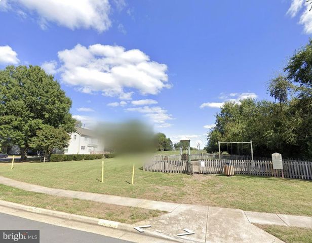 5511 VILLAGE CENTER DR, Centreville, VA 20120