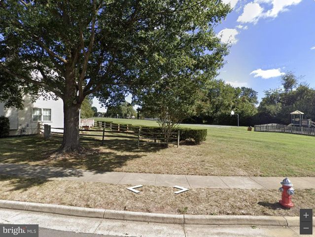 5511 VILLAGE CENTER DR, Centreville, VA 20120