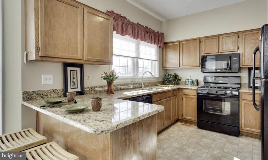 5511 VILLAGE CENTER DR, Centreville, VA 20120