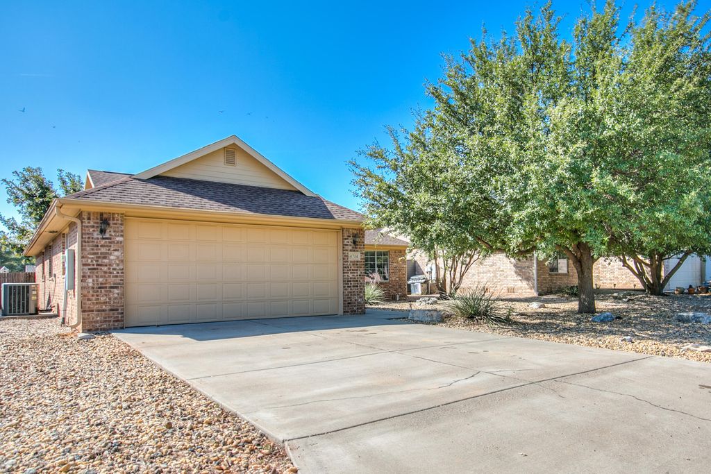 Image 11 of property listing at 4714 Oak Grove Boulevard, San Angelo, TX 76904