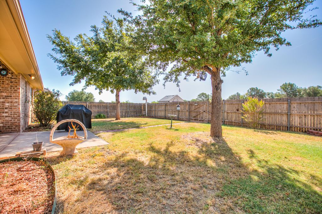 Image 3 of property listing at 4714 Oak Grove Boulevard, San Angelo, TX 76904