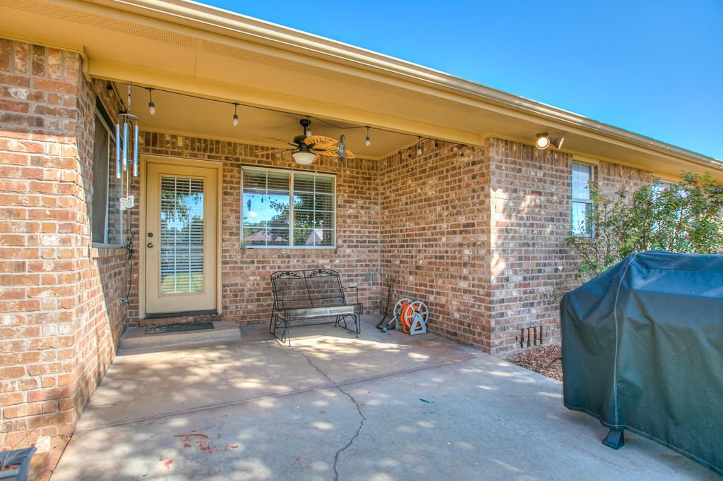 Image 4 of property listing at 4714 Oak Grove Boulevard, San Angelo, TX 76904