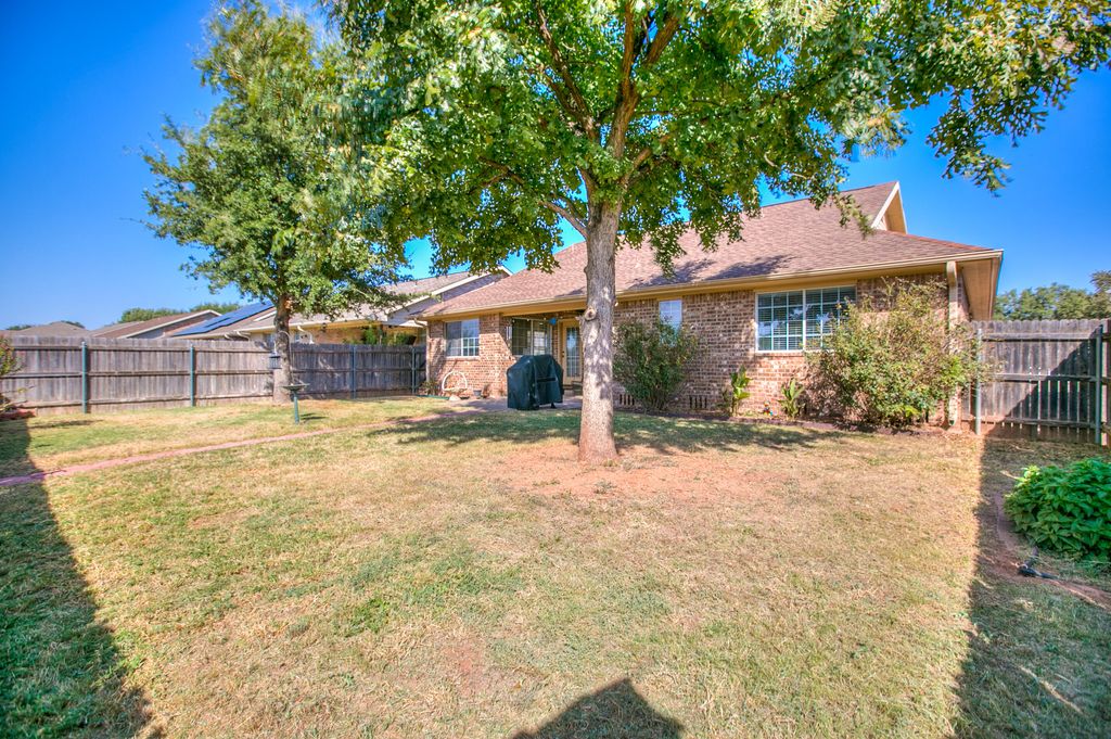 Image 5 of property listing at 4714 Oak Grove Boulevard, San Angelo, TX 76904