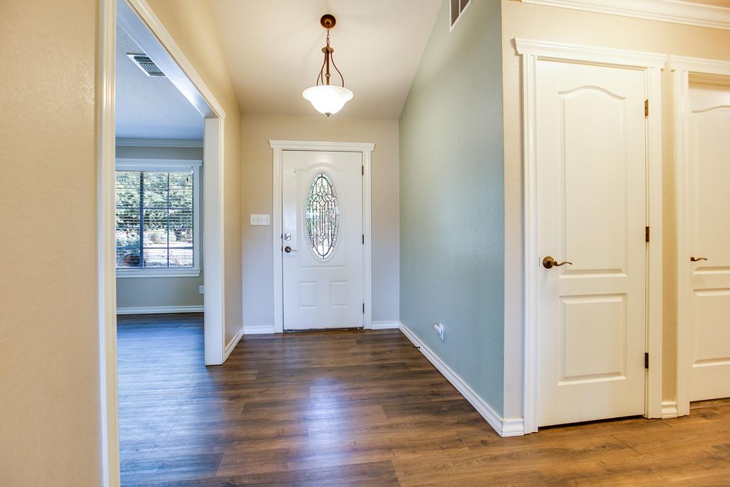 Image 6 of property listing at 4714 Oak Grove Boulevard, San Angelo, TX 76904
