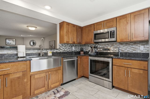 27 Sunridge Lane 27, Cromwell, CT 06416