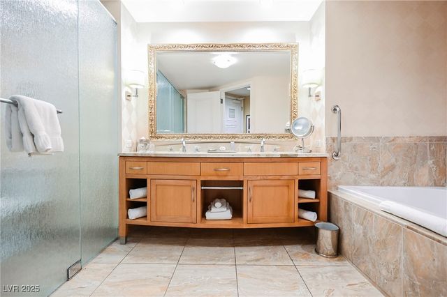 2000 FASHION SHOW Drive 5400, Las Vegas, NV 89109