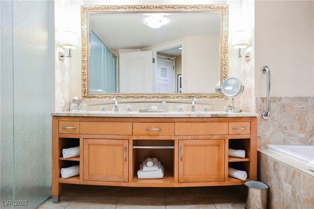 2000 FASHION SHOW Drive 5400, Las Vegas, NV 89109