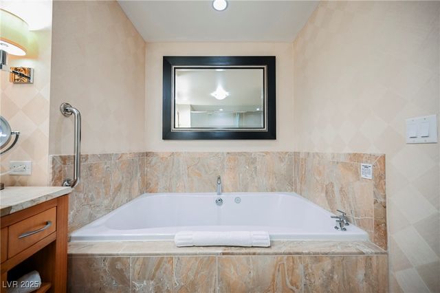 2000 FASHION SHOW Drive 5400, Las Vegas, NV 89109