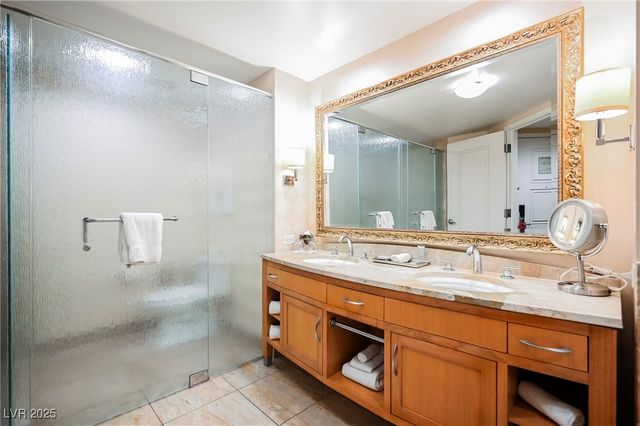 2000 FASHION SHOW Drive 5400, Las Vegas, NV 89109