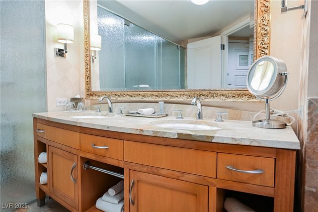 2000 FASHION SHOW Drive 5400, Las Vegas, NV 89109