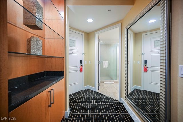 2000 FASHION SHOW Drive 5400, Las Vegas, NV 89109