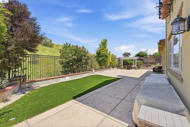 282 Drummond Dr, Hayward, CA 94542
