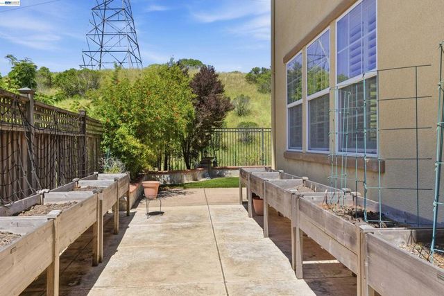 282 Drummond Dr, Hayward, CA 94542