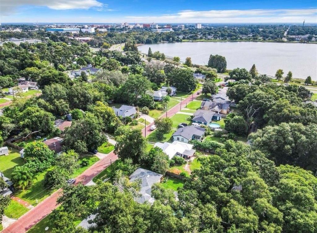 Image 7 of property listing at 1040 DOROTHY STREET, Lakeland, FL 33815